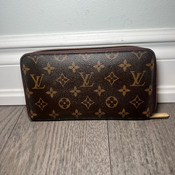 Louis Vuitton Handbags - Authentic LOUIS VUITTON Monogram Zippy Organizer Wallet